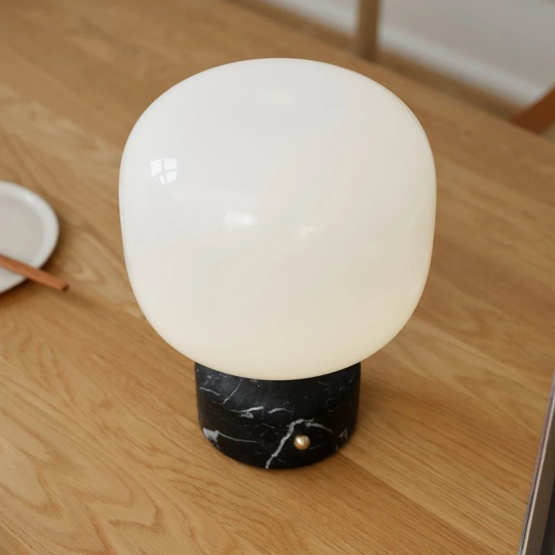 Lámpara de mesa LED GEJST Meemo, mármol negro y cristal