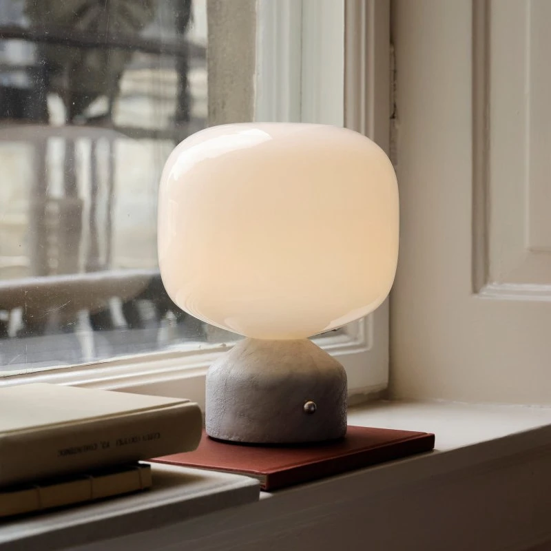 Lámpara de mesa LED GEJST Meemo de mármol blanco y cristal