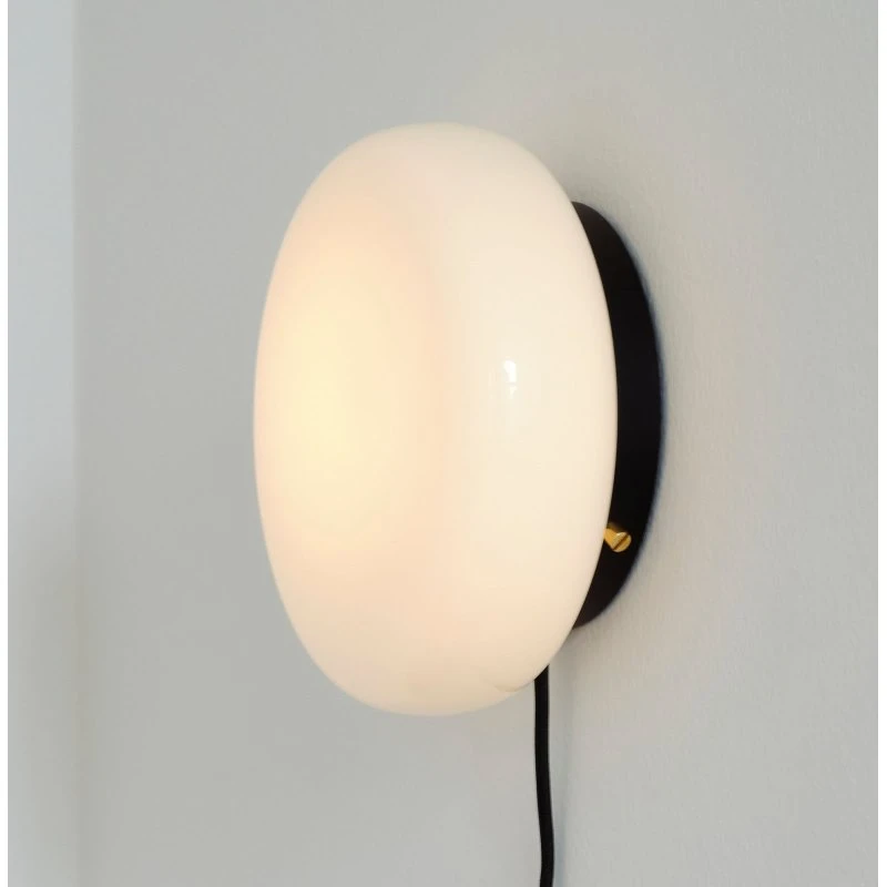 Gejst Aplique de Pared OPA Vidrio Opalino y Acero Negro