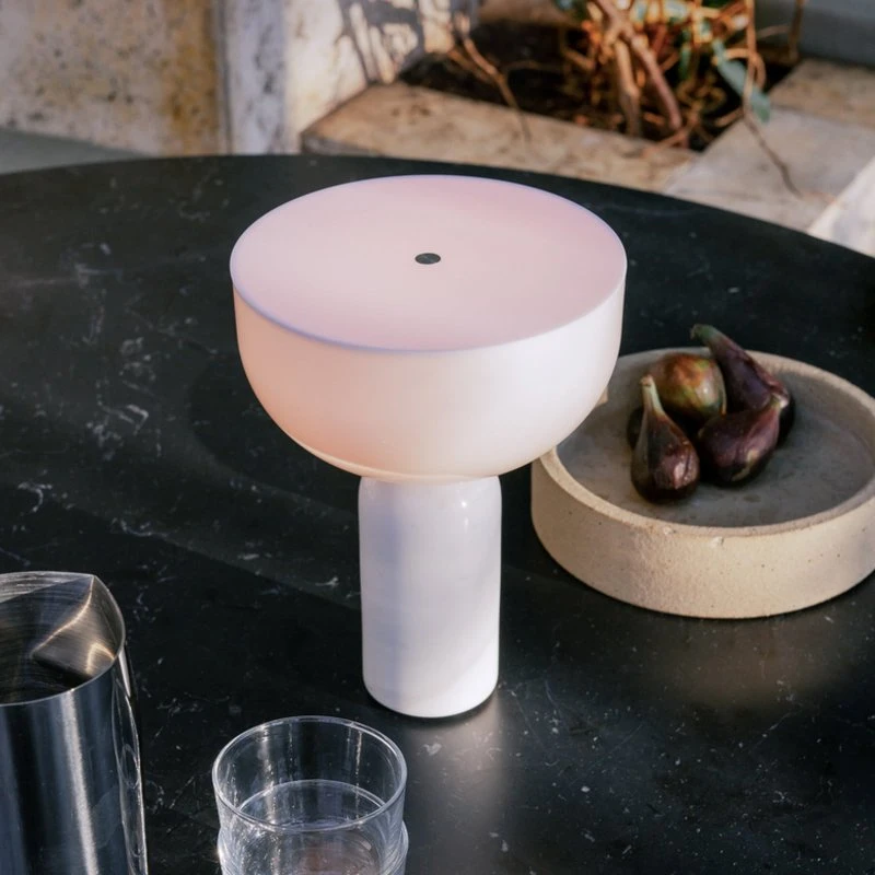 New Works Kizu Lámpara de Mesa Portátil de Mármol Blanco