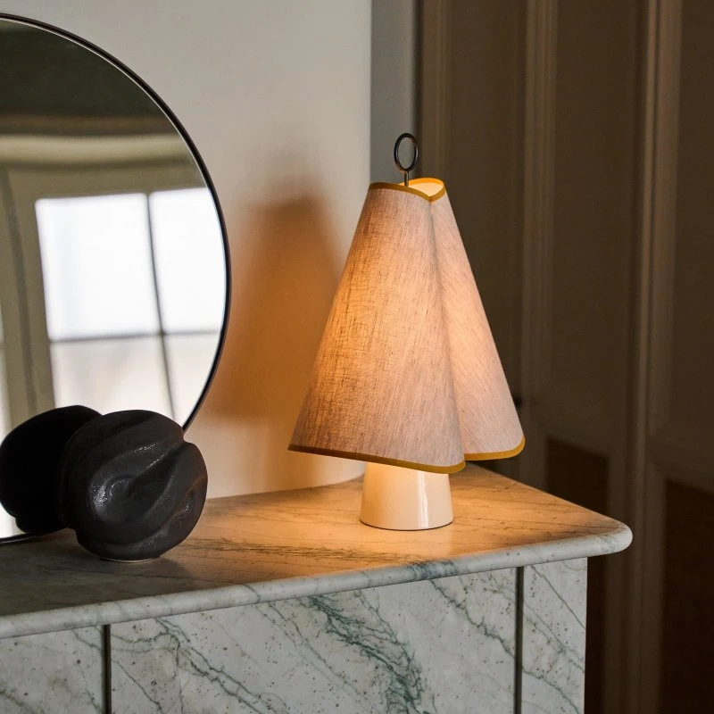 Gubi Lámpara de mesa LED Hornbæk, beige y amarillo, lona