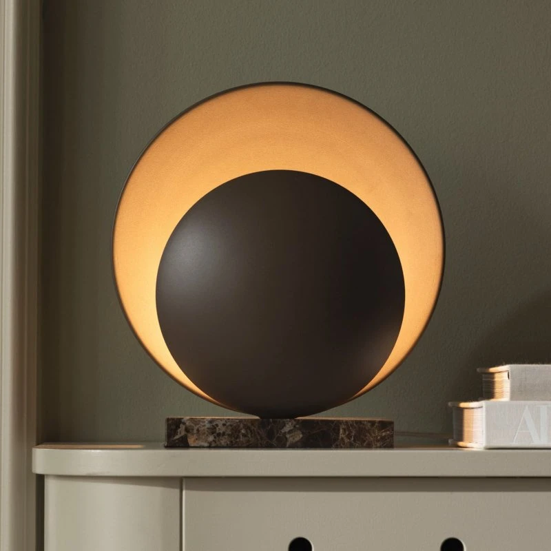 Globen Lighting Lámpara de mesa Orbit marrón con base de mármol