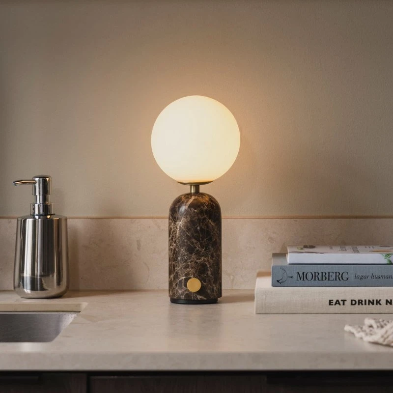 Globen Lighting Lámpara de mesa recargable Torrano, mármol marrón