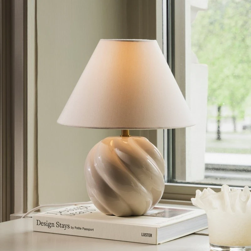 Globen Lighting Lámpara de mesa DAHLIA, beige, 31 cm