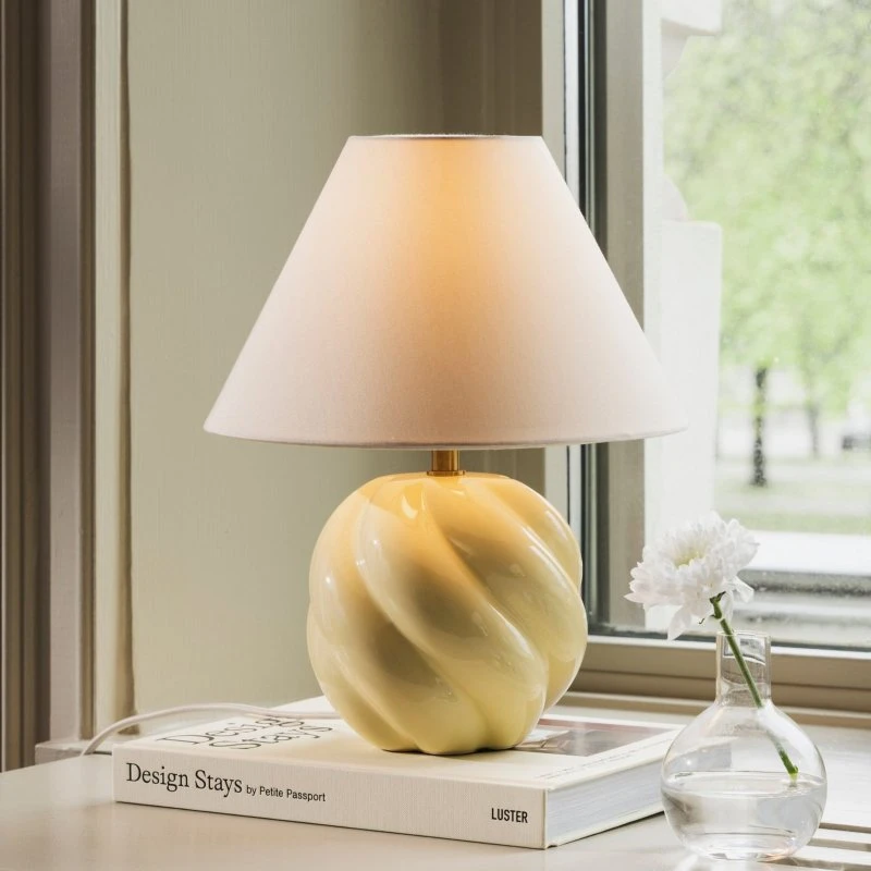 Globen Lighting Lámpara de mesa DAHLIA, beige y amarillo, 31 cm