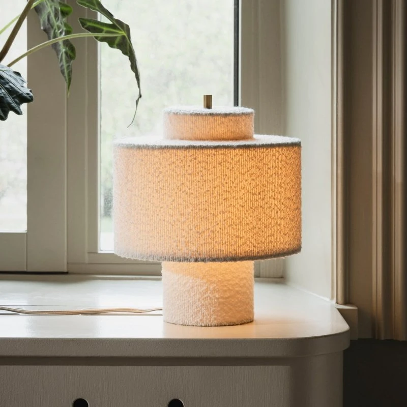 Globen Lighting Lámpara de mesa Noah, blanco bouclé y latón