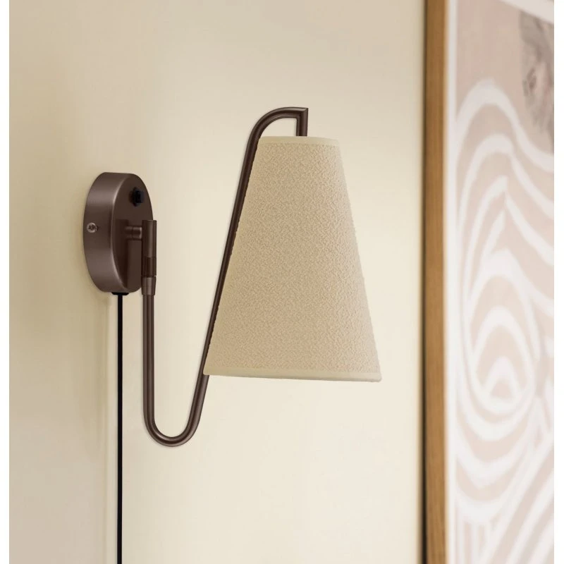 Globen Lighting Aplique de pared Lou, tejido bouclé blanco y bronce