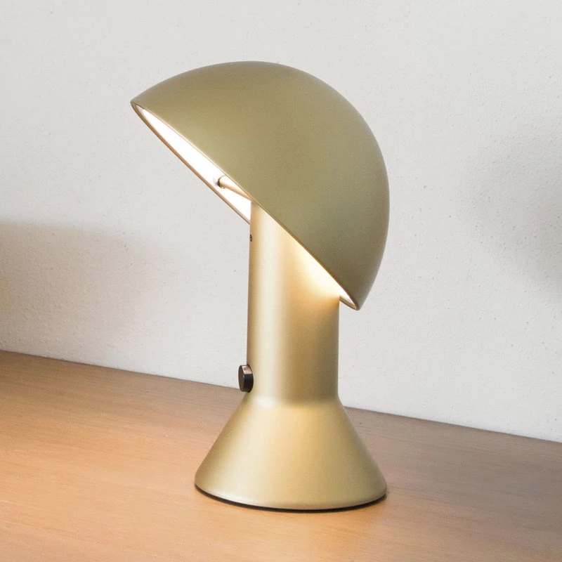 Martinelli Luce Elmetto - Lámpara de mesa dorada con cabezal giratorio