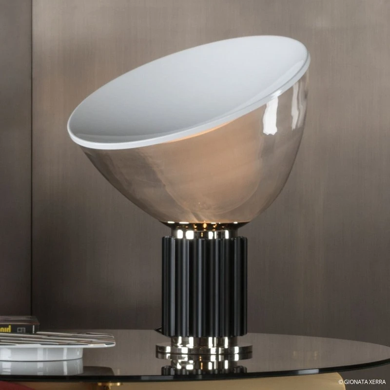 Flos Taccia Small Lámpara de Sobremesa LED Negra con Cúpula de Cristal