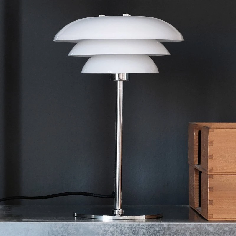 Dyberg Larsen DL20 Lámpara de Mesa de Vidrio Opalino y Cromo