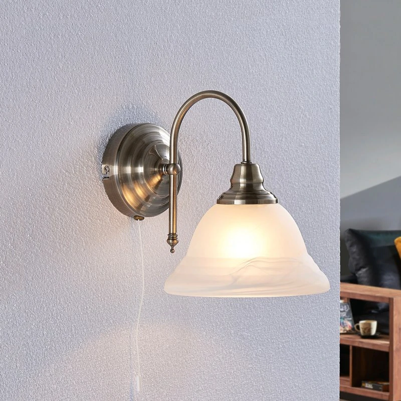 Aplique de pared Lindby Hanna, Latón Envejecido y Cristal Opalino