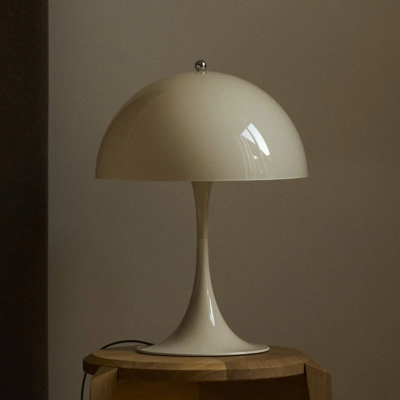 Louis Poulsen Lámpara de mesa Panthella 320 beige