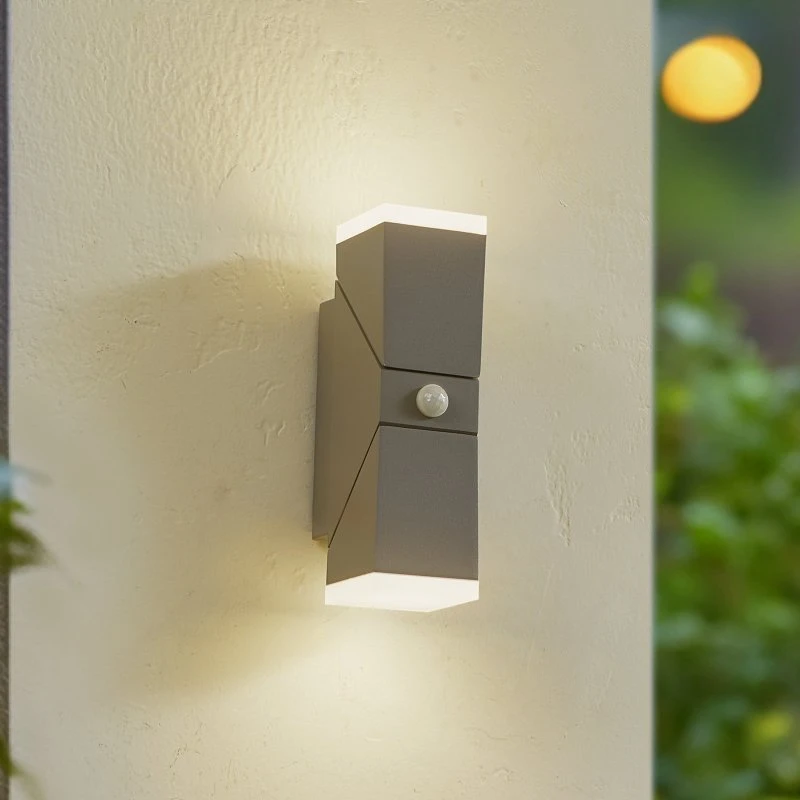 Lindby Aplique de pared LED Sally, 22 cm, gris, IP54 con sensor