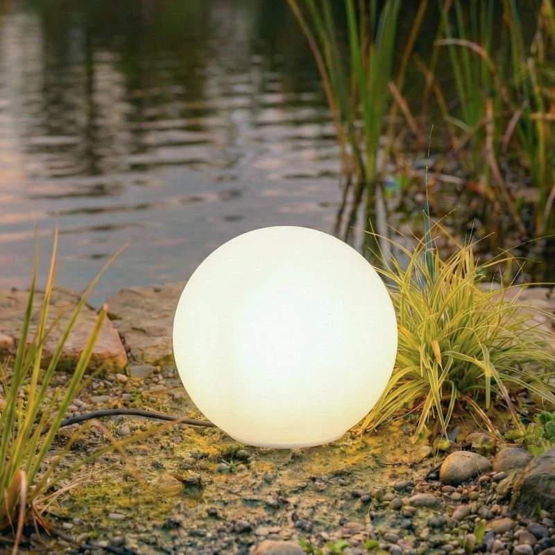 Lámpara globo Lindby Valyra Ø 30 cm, IP54, para suelo, blanca