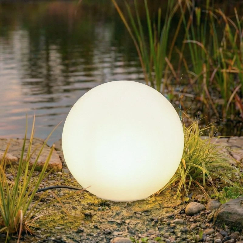 Lámpara globo Lindby Valyra, Ø 40 cm, IP54, pica para suelo