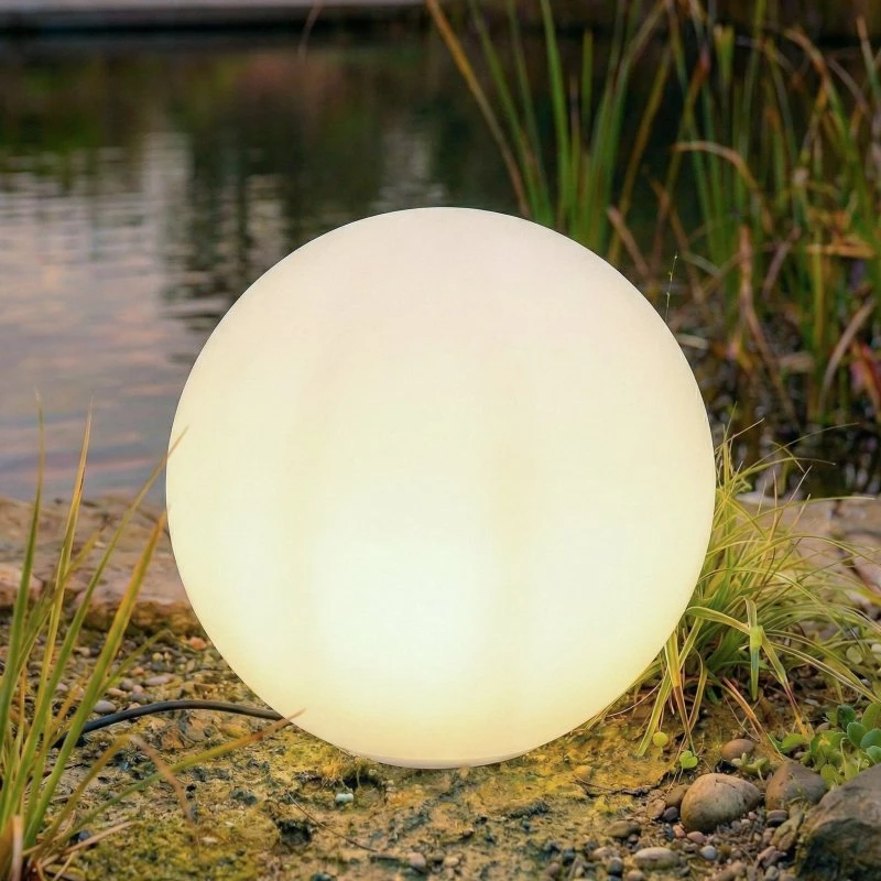 Lámpara globo Lindby Valyra, Ø 50 cm, IP54, pica para suelo